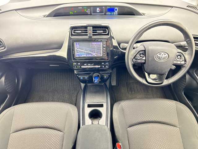 トヨタ プリウス S 栃木県 2020(令2)年 4.9万km アティチュードブラックマイカ 純正ナビ/(Bluetooth・AUX)/バックカメラ/トヨタセーフティセンス/ ・プリクラッシュセーフティ/ ・レーンキープアシスト/ ・オートクルーズコントロール/ ・オートハイビーム/前後コーナーセンサー/AC100V充電/ビルトインETC/純正アルミホイール/フロアマット/ドアバイザー/LEDヘッドライト/オートライト/スマートキー/スペアキー１本