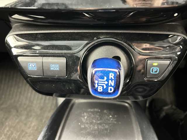 トヨタ プリウス S 栃木県 2020(令2)年 4.9万km アティチュードブラックマイカ 純正ナビ/(Bluetooth・AUX)/バックカメラ/トヨタセーフティセンス/ ・プリクラッシュセーフティ/ ・レーンキープアシスト/ ・オートクルーズコントロール/ ・オートハイビーム/前後コーナーセンサー/AC100V充電/ビルトインETC/純正アルミホイール/フロアマット/ドアバイザー/LEDヘッドライト/オートライト/スマートキー/スペアキー１本