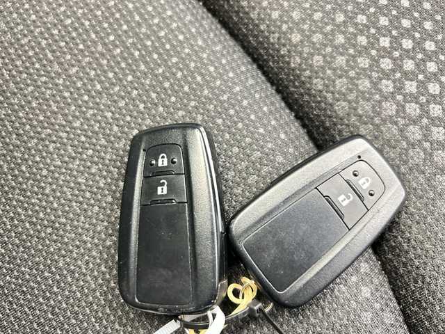 トヨタ プリウス S 栃木県 2020(令2)年 4.9万km アティチュードブラックマイカ 純正ナビ/(Bluetooth・AUX)/バックカメラ/トヨタセーフティセンス/ ・プリクラッシュセーフティ/ ・レーンキープアシスト/ ・オートクルーズコントロール/ ・オートハイビーム/前後コーナーセンサー/AC100V充電/ビルトインETC/純正アルミホイール/フロアマット/ドアバイザー/LEDヘッドライト/オートライト/スマートキー/スペアキー１本