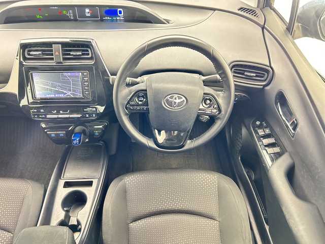 トヨタ プリウス S 栃木県 2020(令2)年 4.9万km アティチュードブラックマイカ 純正ナビ/(Bluetooth・AUX)/バックカメラ/トヨタセーフティセンス/ ・プリクラッシュセーフティ/ ・レーンキープアシスト/ ・オートクルーズコントロール/ ・オートハイビーム/前後コーナーセンサー/AC100V充電/ビルトインETC/純正アルミホイール/フロアマット/ドアバイザー/LEDヘッドライト/オートライト/スマートキー/スペアキー１本
