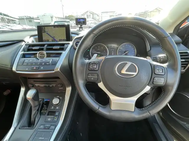 レクサス ＮＸ 300h 愛知県 2014(平26)年 7.1万km ソニックチタニウム 純正ナビ/・Bluetooth/CD/DVD/・フルセグTV/パワーバックドア/バックカメラ/ビルトインETC/ドライブレコーダー/クルーズコントロール/クリアランスソナー/横滑り防止装置/丸型一眼LEDヘッドランプ/オートライト/オートエアコン/本革巻きステアリング/ステアリングスイッチ/パドルシフト/前席パワーシート/純正17インチアルミホイール/スマートキー/スマートエントリー/スタートシステム/純正フロアマット