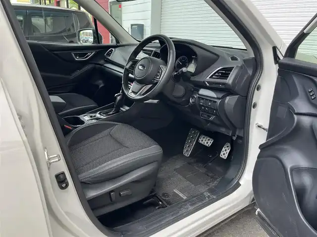 スバル フォレスター ハイブリッド アドバンス 高知県 2018(平30)年 3.4万km クリスタルホワイトP 社外ナビ/　Bluetooth/フルセグ/　CD/DVD/AM/FM/バックカメラ/サイドカメラ/ビルトインETC/4WD/ドライブレコーダー/シートヒーター/ステアリングヒーター/プッシュスタート/スマートキー/スペアキー/純正18インチアルミホイール/純正フロアマット/LEDヘッドライト/コーナーセンサー/本革巻きステアリング/シートメモリー/ルーフレール/MTモード付AT/パワーシート/衝突被害軽減システム/オートライト/盗難防止装置/保証書/取扱説明書/記録簿