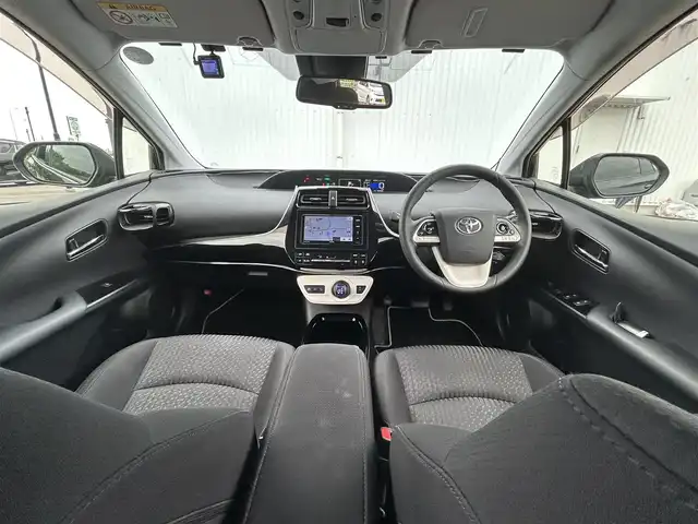 トヨタ プリウス Sセーフティプラス 愛媛県 2018(平30)年 5.4万km アティチュードブラックマイカ 社外ナビ/（フルセグTV/DVD/BT）/バックカメラ/衝突軽減ブレーキ/レーダークルーズコントロール/レーンキープアシスト/ETC/ドライブレコーダー/LEDオートライト/フォグランプ/社外17インチAW/クリアランスソナー/革巻きステアリング/ステアリングスイッチ/フロント/サイド/リアスポイラー/社外フロアマット