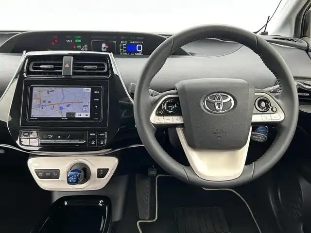 トヨタ プリウス Sセーフティプラス 愛媛県 2018(平30)年 5.4万km アティチュードブラックマイカ 社外ナビ/（フルセグTV/DVD/BT）/バックカメラ/衝突軽減ブレーキ/レーダークルーズコントロール/レーンキープアシスト/ETC/ドライブレコーダー/LEDオートライト/フォグランプ/社外17インチAW/クリアランスソナー/革巻きステアリング/ステアリングスイッチ/フロント/サイド/リアスポイラー/社外フロアマット