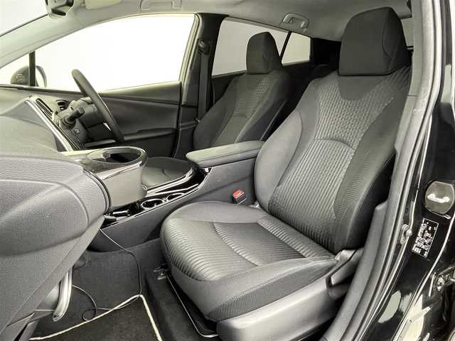 トヨタ プリウス Sセーフティプラス 大阪府 2018(平30)年 5.5万km アティチュードブラックマイカ トヨタセーフティセンス/　・プリクラッシュセーフティ　PCS/　・インテリジェントクリアランスソナー/　・リアクロストラフィックアラート　LCTA/　・レーンディパーチャーアラート　LDA/　・オートマチックハイビーム　AHB/　・レーダークルーズコントロール　ACC/　・レーンキープアシスト/社外ナビ/　フルセグTV/CD/Bluetooth/バックカメラ/LEDオートライト/フォグランプ/社外17インチAW/フロント/サイド/リアスポイラー/スマートキー/革巻きステアリング/ステアリングスイッチ/ETC/社外フロアマット