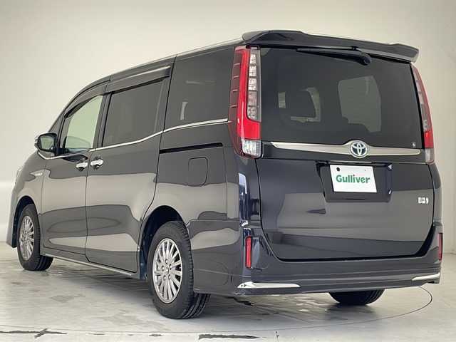 トヨタ エスクァイア ハイブリッド Gi ブラックテーラード 沖縄県 2016(平28)年 8.2万km スパークリングブラックパールクリスタルシャイン アルパイン１１型ナビ　【EX11V】/　(フルセグTV　Bluetooth CD/DVD)/アルパイン１２．８型フリップダウンモニター　/両側パワースライドドア　/ＬＥＤヘッドライト　/シートヒーター　/ビルドインETC/プッシュスタート　/スマートキー　/クルーズコントロール　/レーンキープアシスト/バックカメラ