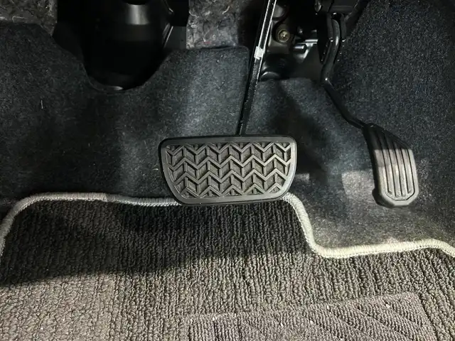 トヨタ ヴィッツ F セーフティーエディションⅡ 鹿児島県 2018(平30)年 5.5万km ホワイトパールクリスタルシャイン 社外SDナビ/（CD/DVD/Bluetooth/ワンセグTV）/バックモニター/社外ETC/トヨタセーフティセンス/レーンキープアシスト/先行車発進お知らせ機能/オートハイビーム/電動格納ミラー/純正フロアマット/純正ドアバイザー