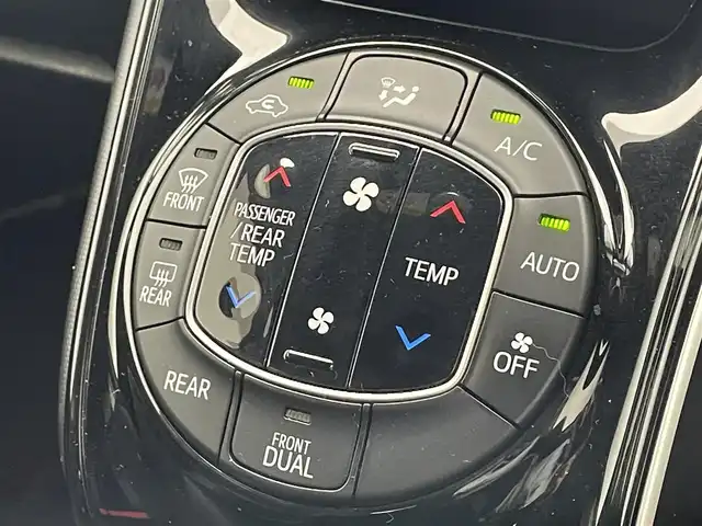 トヨタ ノア Si ダブルバイビーⅡ 滋賀県 2020(令2)年 6.5万km ブラック モデリスタエアロ(フロント、リア)/純正９インチナビ(CD/DVD/フルセグ/Bluetooth)/後席モニター/ＥＴＣ/両側電動ドア/ハーフレザーシート/LEDライト/オートライト/オートハイビーム/クリアランスソナー/クルーズコントロール/レーンキープアシスト/横滑り防止装置/衝突軽減システム/プッシュスタート/スマートキー×2