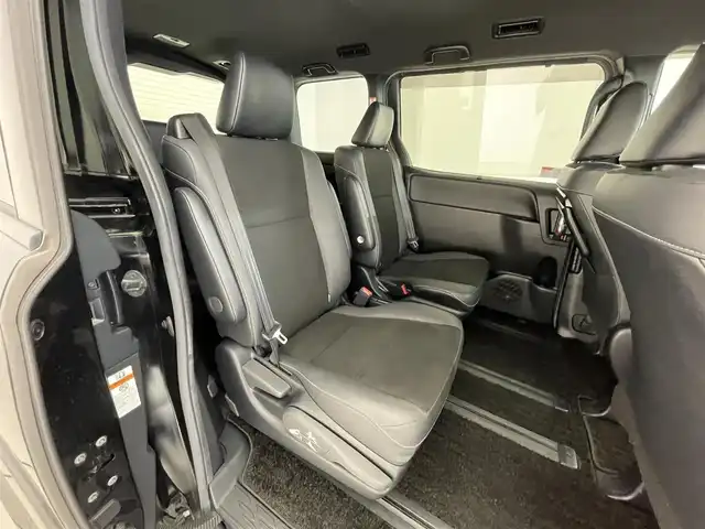 トヨタ ノア Si ダブルバイビーⅡ 滋賀県 2020(令2)年 6.5万km ブラック モデリスタエアロ(フロント、リア)/純正９インチナビ(CD/DVD/フルセグ/Bluetooth)/後席モニター/ＥＴＣ/両側電動ドア/ハーフレザーシート/LEDライト/オートライト/オートハイビーム/クリアランスソナー/クルーズコントロール/レーンキープアシスト/横滑り防止装置/衝突軽減システム/プッシュスタート/スマートキー×2