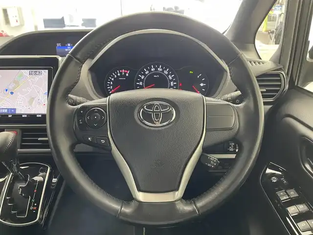 トヨタ ノア Si ダブルバイビーⅡ 滋賀県 2020(令2)年 6.5万km ブラック モデリスタエアロ(フロント、リア)/純正９インチナビ(CD/DVD/フルセグ/Bluetooth)/後席モニター/ＥＴＣ/両側電動ドア/ハーフレザーシート/LEDライト/オートライト/オートハイビーム/クリアランスソナー/クルーズコントロール/レーンキープアシスト/横滑り防止装置/衝突軽減システム/プッシュスタート/スマートキー×2