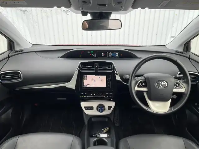 トヨタ プリウス S ツーリングセレクション 滋賀県 2016(平28)年 5.7万km エモーショナルレッド 純正7型SDナビゲーション/（フルセグ/Bluetooth/HDMI/CD/DVD)/バックカメラ/セーフティセンス/ITSコネクト/プリクラッシュセーフティシステム/レーンディパーチャーアラート/レーダークルーズコントロール/ふらつき警報/前席シートヒーター/ブラック合皮シート/合皮巻ステアリング/ビルトインETC/ドライブモード/LEDヘッドライト/オートライト/オートマチックハイビーム/スマートキー/プッシュスタート
