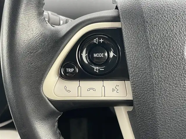 トヨタ プリウス S ツーリングセレクション 滋賀県 2016(平28)年 5.7万km エモーショナルレッド 純正7型SDナビゲーション/（フルセグ/Bluetooth/HDMI/CD/DVD)/バックカメラ/セーフティセンス/ITSコネクト/プリクラッシュセーフティシステム/レーンディパーチャーアラート/レーダークルーズコントロール/ふらつき警報/前席シートヒーター/ブラック合皮シート/合皮巻ステアリング/ビルトインETC/ドライブモード/LEDヘッドライト/オートライト/オートマチックハイビーム/スマートキー/プッシュスタート