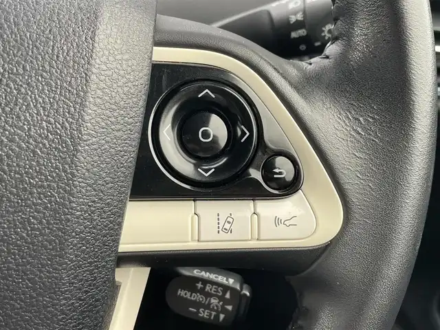 トヨタ プリウス S ツーリングセレクション 滋賀県 2016(平28)年 5.7万km エモーショナルレッド 純正7型SDナビゲーション/（フルセグ/Bluetooth/HDMI/CD/DVD)/バックカメラ/セーフティセンス/ITSコネクト/プリクラッシュセーフティシステム/レーンディパーチャーアラート/レーダークルーズコントロール/ふらつき警報/前席シートヒーター/ブラック合皮シート/合皮巻ステアリング/ビルトインETC/ドライブモード/LEDヘッドライト/オートライト/オートマチックハイビーム/スマートキー/プッシュスタート