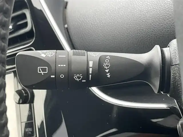 トヨタ プリウス S ツーリングセレクション 滋賀県 2016(平28)年 5.7万km エモーショナルレッド 純正7型SDナビゲーション/（フルセグ/Bluetooth/HDMI/CD/DVD)/バックカメラ/セーフティセンス/ITSコネクト/プリクラッシュセーフティシステム/レーンディパーチャーアラート/レーダークルーズコントロール/ふらつき警報/前席シートヒーター/ブラック合皮シート/合皮巻ステアリング/ビルトインETC/ドライブモード/LEDヘッドライト/オートライト/オートマチックハイビーム/スマートキー/プッシュスタート