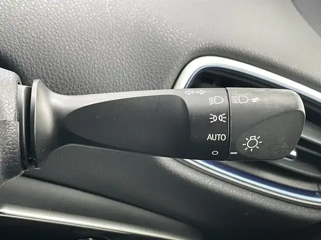 トヨタ プリウス S ツーリングセレクション 滋賀県 2016(平28)年 5.7万km エモーショナルレッド 純正7型SDナビゲーション/（フルセグ/Bluetooth/HDMI/CD/DVD)/バックカメラ/セーフティセンス/ITSコネクト/プリクラッシュセーフティシステム/レーンディパーチャーアラート/レーダークルーズコントロール/ふらつき警報/前席シートヒーター/ブラック合皮シート/合皮巻ステアリング/ビルトインETC/ドライブモード/LEDヘッドライト/オートライト/オートマチックハイビーム/スマートキー/プッシュスタート