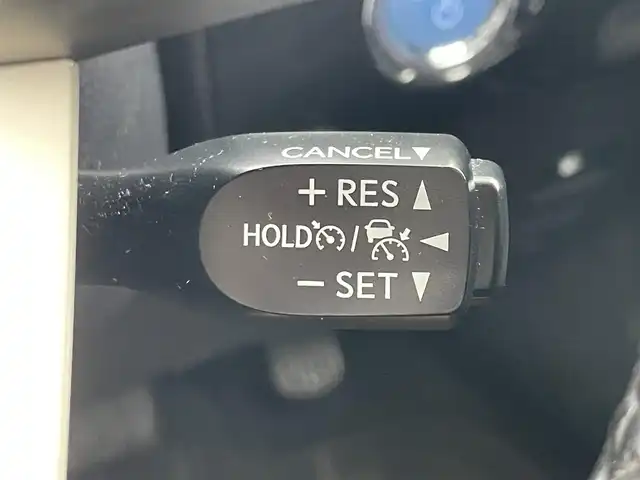 トヨタ プリウス S ツーリングセレクション 滋賀県 2016(平28)年 5.7万km エモーショナルレッド 純正7型SDナビゲーション/（フルセグ/Bluetooth/HDMI/CD/DVD)/バックカメラ/セーフティセンス/ITSコネクト/プリクラッシュセーフティシステム/レーンディパーチャーアラート/レーダークルーズコントロール/ふらつき警報/前席シートヒーター/ブラック合皮シート/合皮巻ステアリング/ビルトインETC/ドライブモード/LEDヘッドライト/オートライト/オートマチックハイビーム/スマートキー/プッシュスタート