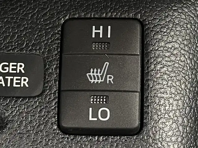 トヨタ プリウス S ツーリングセレクション 滋賀県 2016(平28)年 5.7万km エモーショナルレッド 純正7型SDナビゲーション/（フルセグ/Bluetooth/HDMI/CD/DVD)/バックカメラ/セーフティセンス/ITSコネクト/プリクラッシュセーフティシステム/レーンディパーチャーアラート/レーダークルーズコントロール/ふらつき警報/前席シートヒーター/ブラック合皮シート/合皮巻ステアリング/ビルトインETC/ドライブモード/LEDヘッドライト/オートライト/オートマチックハイビーム/スマートキー/プッシュスタート