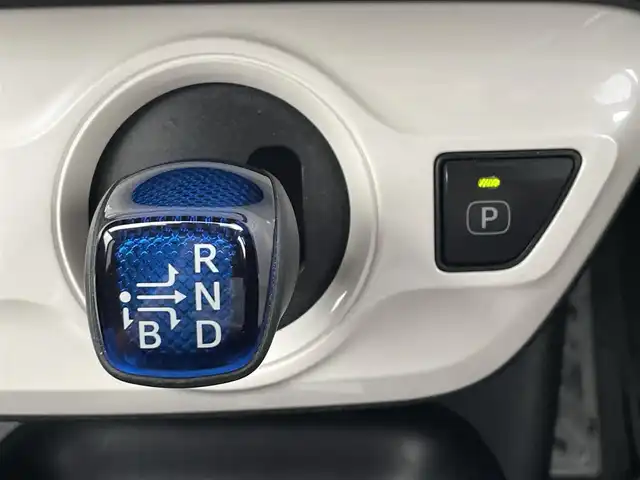 トヨタ プリウス S ツーリングセレクション 滋賀県 2016(平28)年 5.7万km エモーショナルレッド 純正7型SDナビゲーション/（フルセグ/Bluetooth/HDMI/CD/DVD)/バックカメラ/セーフティセンス/ITSコネクト/プリクラッシュセーフティシステム/レーンディパーチャーアラート/レーダークルーズコントロール/ふらつき警報/前席シートヒーター/ブラック合皮シート/合皮巻ステアリング/ビルトインETC/ドライブモード/LEDヘッドライト/オートライト/オートマチックハイビーム/スマートキー/プッシュスタート