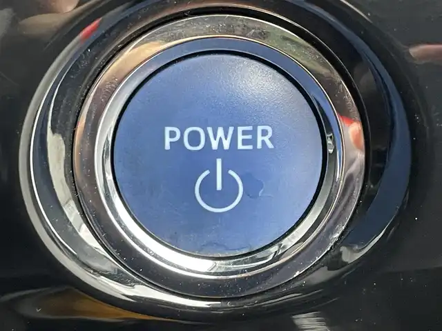 トヨタ プリウス S ツーリングセレクション 滋賀県 2016(平28)年 5.7万km エモーショナルレッド 純正7型SDナビゲーション/（フルセグ/Bluetooth/HDMI/CD/DVD)/バックカメラ/セーフティセンス/ITSコネクト/プリクラッシュセーフティシステム/レーンディパーチャーアラート/レーダークルーズコントロール/ふらつき警報/前席シートヒーター/ブラック合皮シート/合皮巻ステアリング/ビルトインETC/ドライブモード/LEDヘッドライト/オートライト/オートマチックハイビーム/スマートキー/プッシュスタート