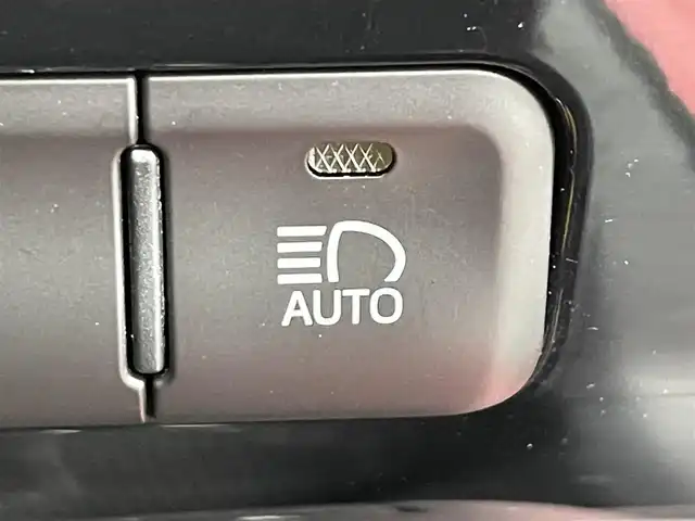 トヨタ プリウス S ツーリングセレクション 滋賀県 2016(平28)年 5.7万km エモーショナルレッド 純正7型SDナビゲーション/（フルセグ/Bluetooth/HDMI/CD/DVD)/バックカメラ/セーフティセンス/ITSコネクト/プリクラッシュセーフティシステム/レーンディパーチャーアラート/レーダークルーズコントロール/ふらつき警報/前席シートヒーター/ブラック合皮シート/合皮巻ステアリング/ビルトインETC/ドライブモード/LEDヘッドライト/オートライト/オートマチックハイビーム/スマートキー/プッシュスタート