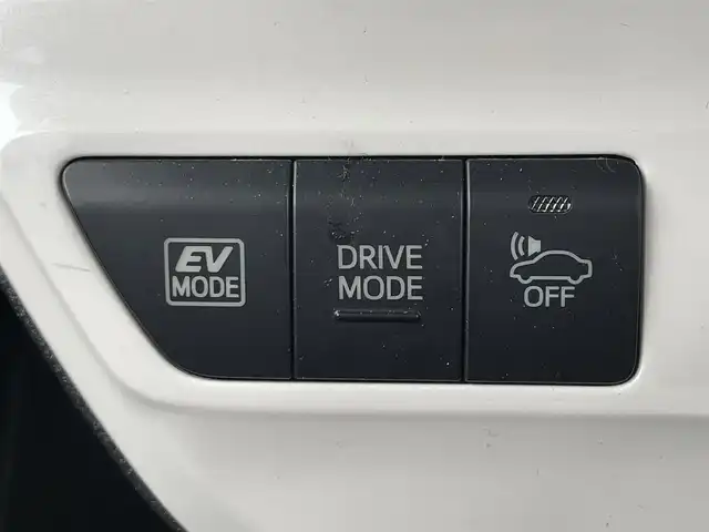 トヨタ プリウス S ツーリングセレクション 滋賀県 2016(平28)年 5.7万km エモーショナルレッド 純正7型SDナビゲーション/（フルセグ/Bluetooth/HDMI/CD/DVD)/バックカメラ/セーフティセンス/ITSコネクト/プリクラッシュセーフティシステム/レーンディパーチャーアラート/レーダークルーズコントロール/ふらつき警報/前席シートヒーター/ブラック合皮シート/合皮巻ステアリング/ビルトインETC/ドライブモード/LEDヘッドライト/オートライト/オートマチックハイビーム/スマートキー/プッシュスタート