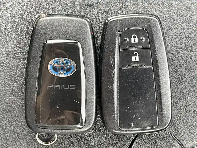 トヨタ プリウス S ツーリングセレクション 滋賀県 2016(平28)年 5.7万km エモーショナルレッド 純正7型SDナビゲーション/（フルセグ/Bluetooth/HDMI/CD/DVD)/バックカメラ/セーフティセンス/ITSコネクト/プリクラッシュセーフティシステム/レーンディパーチャーアラート/レーダークルーズコントロール/ふらつき警報/前席シートヒーター/ブラック合皮シート/合皮巻ステアリング/ビルトインETC/ドライブモード/LEDヘッドライト/オートライト/オートマチックハイビーム/スマートキー/プッシュスタート