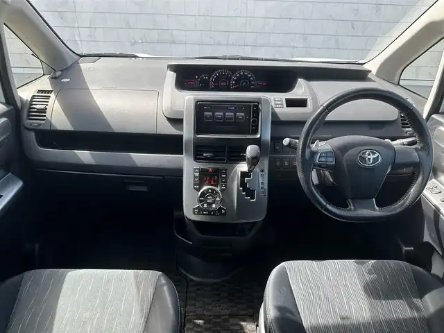トヨタ ヴォクシー ZS 煌Ⅱ 道北・旭川 2012(平24)年 12.5万km ホワイトパールクリスタルシャイン (株)IDOMが運営する【じしゃロン旭川店】の自社ローン専用車両になります。こちらは現金またはオートローンご利用時の価格です。自社ローンご希望の方は別途その旨お申付け下さい/　/・純正ナビ(CD/DVD/BT/HDD/SD/フルセグ)/・バックカメラ/・ETC/・両側パワースライドドア/・パドルシフト/・ステアリングリモコン/・積込スタッドレスタイヤ 社外AW205/60R16/・取扱説明書