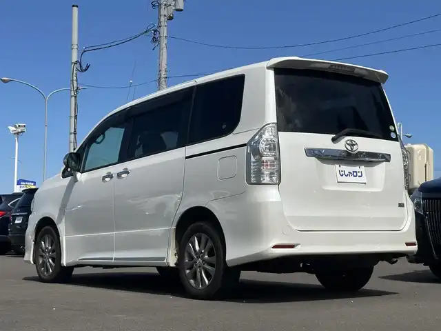 トヨタ ヴォクシー ZS 煌Ⅱ 道北・旭川 2012(平24)年 12.5万km ホワイトパールクリスタルシャイン (株)IDOMが運営する【じしゃロン旭川店】の自社ローン専用車両になります。こちらは現金またはオートローンご利用時の価格です。自社ローンご希望の方は別途その旨お申付け下さい/　/・純正ナビ(CD/DVD/BT/HDD/SD/フルセグ)/・バックカメラ/・ETC/・両側パワースライドドア/・パドルシフト/・ステアリングリモコン/・積込スタッドレスタイヤ 社外AW205/60R16/・取扱説明書