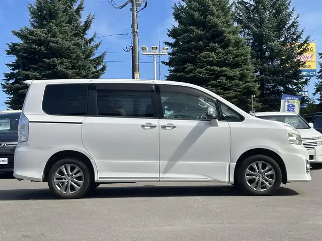 トヨタ ヴォクシー ZS 煌Ⅱ 道北・旭川 2012(平24)年 12.5万km ホワイトパールクリスタルシャイン (株)IDOMが運営する【じしゃロン旭川店】の自社ローン専用車両になります。こちらは現金またはオートローンご利用時の価格です。自社ローンご希望の方は別途その旨お申付け下さい/　/・純正ナビ(CD/DVD/BT/HDD/SD/フルセグ)/・バックカメラ/・ETC/・両側パワースライドドア/・パドルシフト/・ステアリングリモコン/・積込スタッドレスタイヤ 社外AW205/60R16/・取扱説明書