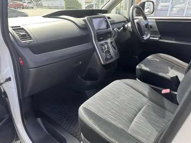 トヨタ ヴォクシー ZS 煌Ⅱ 道北・旭川 2012(平24)年 12.5万km ホワイトパールクリスタルシャイン (株)IDOMが運営する【じしゃロン旭川店】の自社ローン専用車両になります。こちらは現金またはオートローンご利用時の価格です。自社ローンご希望の方は別途その旨お申付け下さい/　/・純正ナビ(CD/DVD/BT/HDD/SD/フルセグ)/・バックカメラ/・ETC/・両側パワースライドドア/・パドルシフト/・ステアリングリモコン/・積込スタッドレスタイヤ 社外AW205/60R16/・取扱説明書