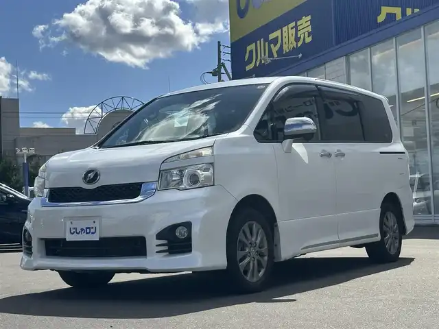 トヨタ ヴォクシー ZS 煌Ⅱ 道北・旭川 2012(平24)年 12.5万km ホワイトパールクリスタルシャイン (株)IDOMが運営する【じしゃロン旭川店】の自社ローン専用車両になります。こちらは現金またはオートローンご利用時の価格です。自社ローンご希望の方は別途その旨お申付け下さい/　/・純正ナビ(CD/DVD/BT/HDD/SD/フルセグ)/・バックカメラ/・ETC/・両側パワースライドドア/・パドルシフト/・ステアリングリモコン/・積込スタッドレスタイヤ 社外AW205/60R16/・取扱説明書