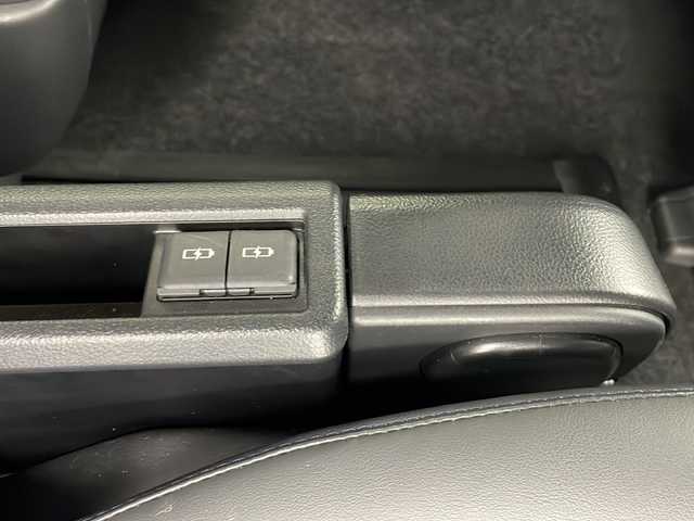 トヨタ ヴォクシー S－Z 愛知県 2022(令4)年 2.5万km ホワイトパールクリスタルシャイン /禁煙車//コネクティッドナビ対応ディスプレイオーディオ//フルセグTV//ビルトインETC2.0//バックカメラ//純正フリップダウンモニター//トヨタセーフティセンス//プリクラッシュセーフティ//緊急時操舵支援+FCTA+LDA//LTA+LDA//レーダークルーズ//オートハイビーム//ロードサインアシスト//ドライバー異常時対応システム//プロアクティブドライビングアシスト//パーキングサポートブレーキ//LEDヘッドライト//オートライト//両側ワンタッチパワースライドドア//スライドドアサンシェード//合皮コンビシート//前席シートヒーター//2列目キャプテンシート(折り畳み式大型テーブル付)//3列目スペースアップシート//純正17インチアルミホイール//純正ドアバイザー//革巻きステアリング//ステアリングスイッチ//プッシュスタート//電動格納ミラーウィンカー//新車保証書・取扱説明書