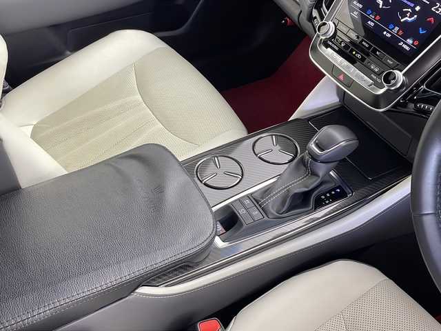 トヨタ クラウン ハイブリッド RS アドバンス 愛知県 2018(平30)年 6.4万km ホワイトパールクリスタルシャイン /禁煙車//純正T-ConnectSDナビ//クラウンスーパーライブサウンドシステム//フルセグTV//ブルーレイ視聴可能//ビルトインETC2.0//レザーパッケージ//電動チルト&スライドムーンルーフ//パノラミックビューモニター//インテリジェントパーキングアシスト2//トヨタセーフティセンス//ブラインドスポットモニター//インテリジェントクリアランスソナー//リヤクロストラフィックオートブレーキ//3眼LEDヘッドライト//オートライト//白本革シート//前席パワーシート(運転席ポジションメモリー付)//前席シートヒーター&ベンチレーション//ナノイー//スイングエアコン//純正18インチアルミホイール//社外フロアマット//純正ドアバイザー//電子パーキングブレーキ//ブレーキホールド//革巻きステアリング//電動チルト&テレスコ(オートスライドアウェイ&リターン機能付)//ステアリングスイッチ//ステアリングヒーター//プッシュスタート//電動格納ミラー(リバース連動&足元照明付)//新車保証書・取扱説明書//イモビライザー//スペアキー