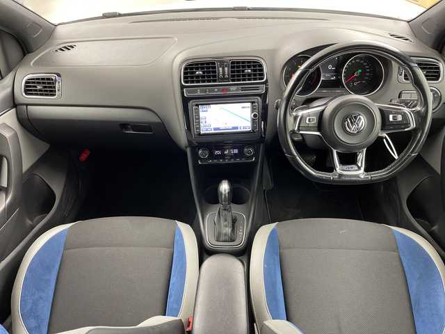 フォルクスワーゲン ポロ ブルーGT 岐阜県 2015(平27)年 4.9万km ピュアホワイト 純正SDナビゲーション/FM AM/DVD CD/MUSIC CATCHER/TV/SD/USB /iPod/Bluetooth /VTR/革巻きGTステアリング/ステアリングリモコン/パドルシフト/レーダークルーズコントロール/バニティランプ/純正ETC/冬タイヤ付きAW車載/横滑り防止装置