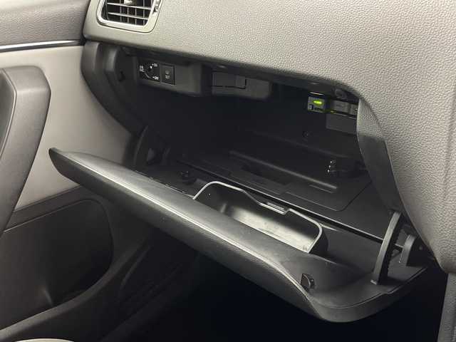 フォルクスワーゲン ポロ ブルーGT 岐阜県 2015(平27)年 4.9万km ピュアホワイト 純正SDナビゲーション/FM AM/DVD CD/MUSIC CATCHER/TV/SD/USB /iPod/Bluetooth /VTR/革巻きGTステアリング/ステアリングリモコン/パドルシフト/レーダークルーズコントロール/バニティランプ/純正ETC/冬タイヤ付きAW車載/横滑り防止装置