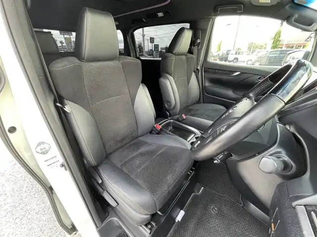 トヨタ アルファード S タイプゴールド 滋賀県 2021(令3)年 4.8万km ラグジュアリーホワイトパールクリスタルシャインガラスフレーク モデリスタエアロ/フリップダウンモニター/両側パワースライドドア/純正9インチナビ/（AM/FM/CD/DVD/フルセグ/Bluetooth/USB）/バックカメラ/ドライブレコーダー/ビルトインETC/デジタルインナーミラー/トヨタセーフティセンス/・踏み間違い防止アシスト/・ブレーキアシスト/・プリクラッシュブレーキアシスト/・ヒルスタート（坂道発進）アシスト/・前方衝突防止支援システム/・VDC（ビークルダイナミクスコントロール）/・レーンキープアシスト/・車間自動制御システム/・ASCD（オートスピードコントロール装置）/・ABS（アンチロックブレーキシステム）/・標識検知機能/・盗難防止アラーム	/電動格納ミラー/電子パーキング/ブレーキホールド/ステアリングスイッチ/オートライト/オートハイビーム/LEDヘッドライト/フロントフォグ/フルオートエアコン/USB端子/プッシュスタート/スマートキー