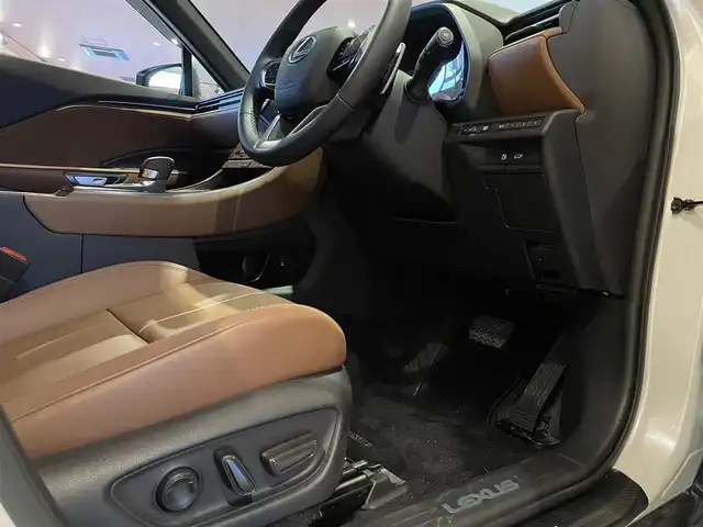 レクサス ＬＢＸ リラックス 道央・札幌 2024(令6)年 0.7万km ソニッククォーツ MODELLISTAアドバンストラグジュアリーパッケージ/　・フロントスポイラー/　・サイドスカート/　・リヤスカート/カラーヘッドアップディスプレイ/純正ドライブレコーダー/LexusSafetySystem+/ブラインドスポットモニター/パノラミックビューモニター/9.8インチディスプレイオーディオ(コネクティッドナビ対応)/フルセグTV/USB/Bluetooth/LEDヘッドランプ/本革シート/シートヒーター/運転席パワーシート/パワーバックドア