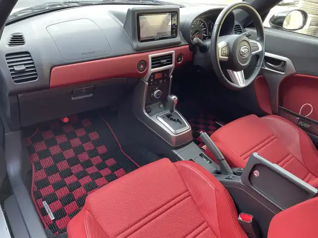 ダイハツ コペン セロ 滋賀県 2015(平27)年 0.6万km パールホワイトⅢ 社外7インチナビ/【Bluetooth/CD/DVD/フルセグTV】/LEDヘッドライト/ETC/D/Nシートヒーター/純正フロアマット/プッシュスタート/スマートキー/ステアリングリモコン/MTモード付AT