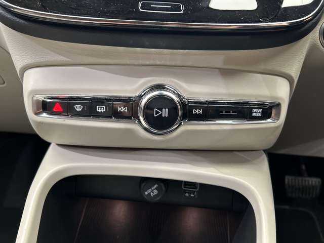 ボルボ ＸＣ４０ T4 モメンタム 千葉県 2019(令1)年 4.1万km アイスホワイト アダプティブクルーズコントロール　/半革シート　/純正HDDナビ　/TV　/360°/CarPlay　/Bluetooth接続　/電動シート　/シートヒーター　/LEDヘッドライト　/パークアシスト　/衝突軽減ブレーキ　/LKA　/BSM　/ETC