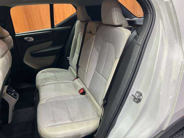 ボルボ ＸＣ４０ T4 モメンタム 千葉県 2019(令1)年 4.1万km アイスホワイト アダプティブクルーズコントロール　/半革シート　/純正HDDナビ　/TV　/360°/CarPlay　/Bluetooth接続　/電動シート　/シートヒーター　/LEDヘッドライト　/パークアシスト　/衝突軽減ブレーキ　/LKA　/BSM　/ETC