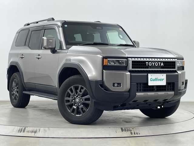 トヨタ ランドクルーザー ２５０ VX 埼玉県 2024(令6)年 1.9万km アバンギャルドブロンズメタリック 寒冷地仕様　/サンルーフ　/純正ディスプレイオーディオ　/全方位カメラ　/ワイヤレス充電器　/ビルトインＥＴＣ２．０　/デジタルインナーミラー　/電動リアゲート　/パワーシート　/シートヒーター　/ベンチレーション/ステアリングヒーター/トヨタセーフティセンス/・プリクラッシュセーフティ/・レーントレーシングアシスト/・レーンディパーチャーアラート/・レーダークルーズコントロール（全車速追従機能付）/・オートマチックハイビーム/・ロードサインアシスト/・ドライバー異常時対応システム/・プロアクティブドライビングアシスト/・発進遅れ告知機能/・緊急時操舵支援（アクティブ操舵機能付）/・フロントクロストラフィックアラート/・レーンチェンジアシスト/ダウンヒルアシスト/純正フロアマット/純正18インチアルミホイール/LEDヘッドライト
