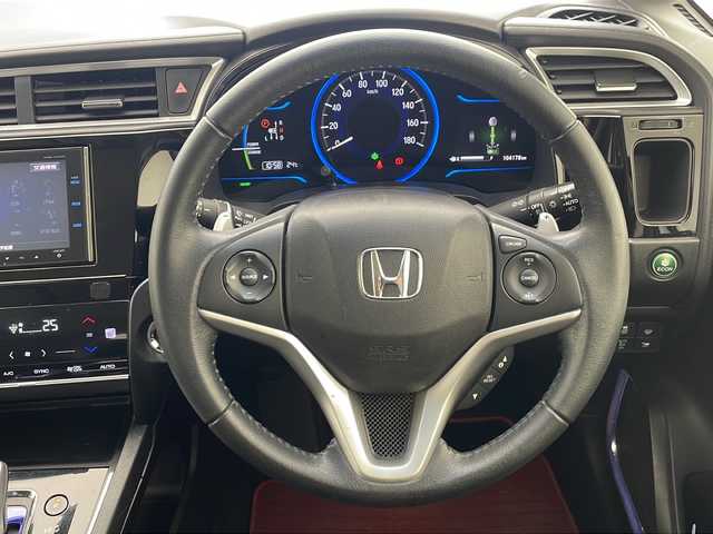 ホンダ シャトル ハイブリッド Z 沖縄県 2015(平27)年 10.5万km ホワイトオーキッドパール 無限エアロ　/純正ナビ(VXM-155VFi)/(フルセグＴＶ　ＤＶＤ再生　ＢＴ接続)/バックカメラ　/ＥＴＣ　/パドルシフト　/クルーズコントロール　/ハーフレザーシート　/シートヒーター　/ＬＥＤオートライト　/フォグランプ　/スマートキー/ステアリングスイッチ/電格ミラー/ドアバイザー/メッキパーツ