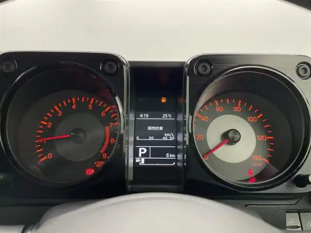 スズキ ジムニー XC 岡山県 2025(令7)年 0.1万km未満 ジャングルグリーン 届出済未使用車/シートヒーター/クルーズコントロール/ミラーヒーター/ステアリングスイッチ/チルトステアリング/ダウンヒルアシストコントロール/シートリフター/スマートキー×2/新車保証書/取扱説明書/ISOFIX/４WD/スズキセーフティーサポート/・デュアルセンサーブレーキサポート/・誤発進抑制機能/・車線逸脱警報機能/・ふらつき警報機能/・ハイビームアシスト/・先行車発進お知らせ機能/・標識認識機能/(進入禁止、はみ出し通行禁止、最高速度)