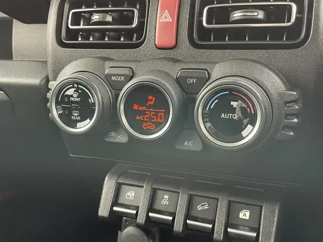 スズキ ジムニー XC 岡山県 2025(令7)年 0.1万km未満 ジャングルグリーン 届出済未使用車/シートヒーター/クルーズコントロール/ミラーヒーター/ステアリングスイッチ/チルトステアリング/ダウンヒルアシストコントロール/シートリフター/スマートキー×2/新車保証書/取扱説明書/ISOFIX/４WD/スズキセーフティーサポート/・デュアルセンサーブレーキサポート/・誤発進抑制機能/・車線逸脱警報機能/・ふらつき警報機能/・ハイビームアシスト/・先行車発進お知らせ機能/・標識認識機能/(進入禁止、はみ出し通行禁止、最高速度)