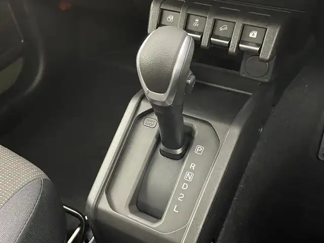 スズキ ジムニー XC 岡山県 2025(令7)年 0.1万km未満 ジャングルグリーン 届出済未使用車/シートヒーター/クルーズコントロール/ミラーヒーター/ステアリングスイッチ/チルトステアリング/ダウンヒルアシストコントロール/シートリフター/スマートキー×2/新車保証書/取扱説明書/ISOFIX/４WD/スズキセーフティーサポート/・デュアルセンサーブレーキサポート/・誤発進抑制機能/・車線逸脱警報機能/・ふらつき警報機能/・ハイビームアシスト/・先行車発進お知らせ機能/・標識認識機能/(進入禁止、はみ出し通行禁止、最高速度)