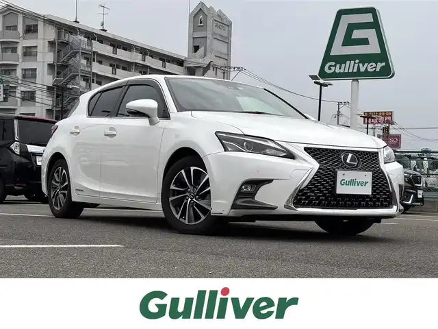 レクサス ＣＴ 200h バージョンC 大分県 2022(令4)年 1.6万km ソニッククォーツ ・純正ナビ(CD.DVD.SD.BT.USB.AUX)/・バックカメラ/・プリクラッシュセーフティ/・コーナーセンサー/・レーダークルーズコントロール/・ETC 2.0/・パワーシート/・シートメモリー/・シートヒーター/・パドルシフト/・ステアリングリモコン/・ハンドルヒーター/・オートハイビーム/・スマートキー