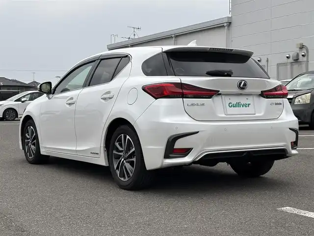 レクサス ＣＴ 200h バージョンC 大分県 2022(令4)年 1.6万km ソニッククォーツ ・純正ナビ(CD.DVD.SD.BT.USB.AUX)/・バックカメラ/・プリクラッシュセーフティ/・コーナーセンサー/・レーダークルーズコントロール/・ETC 2.0/・パワーシート/・シートメモリー/・シートヒーター/・パドルシフト/・ステアリングリモコン/・ハンドルヒーター/・オートハイビーム/・スマートキー