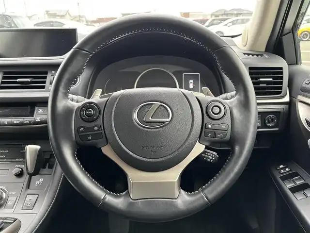 レクサス ＣＴ 200h バージョンC 大分県 2022(令4)年 1.6万km ソニッククォーツ ・純正ナビ(CD.DVD.SD.BT.USB.AUX)/・バックカメラ/・プリクラッシュセーフティ/・コーナーセンサー/・レーダークルーズコントロール/・ETC 2.0/・パワーシート/・シートメモリー/・シートヒーター/・パドルシフト/・ステアリングリモコン/・ハンドルヒーター/・オートハイビーム/・スマートキー