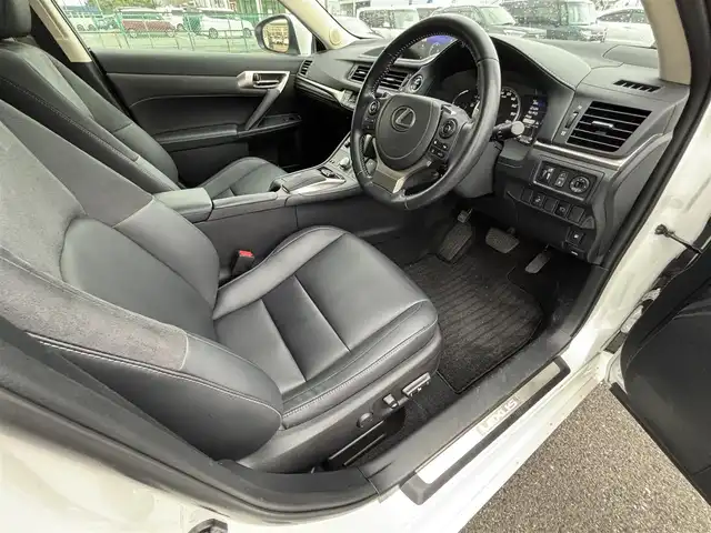 レクサス ＣＴ 200h バージョンC 大分県 2022(令4)年 1.6万km ソニッククォーツ ・純正ナビ(CD.DVD.SD.BT.USB.AUX)/・バックカメラ/・プリクラッシュセーフティ/・コーナーセンサー/・レーダークルーズコントロール/・ETC 2.0/・パワーシート/・シートメモリー/・シートヒーター/・パドルシフト/・ステアリングリモコン/・ハンドルヒーター/・オートハイビーム/・スマートキー
