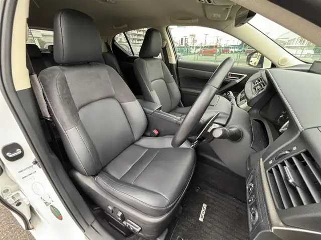 レクサス ＣＴ 200h バージョンC 大分県 2022(令4)年 1.6万km ソニッククォーツ ・純正ナビ(CD.DVD.SD.BT.USB.AUX)/・バックカメラ/・プリクラッシュセーフティ/・コーナーセンサー/・レーダークルーズコントロール/・ETC 2.0/・パワーシート/・シートメモリー/・シートヒーター/・パドルシフト/・ステアリングリモコン/・ハンドルヒーター/・オートハイビーム/・スマートキー